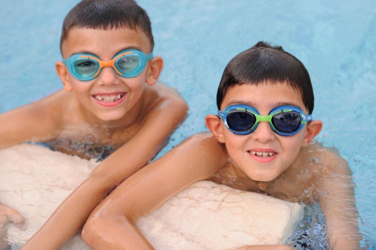 Moevenpick Hotel City Star Djedda Buitenkant foto Swimmers wearing swim goggles