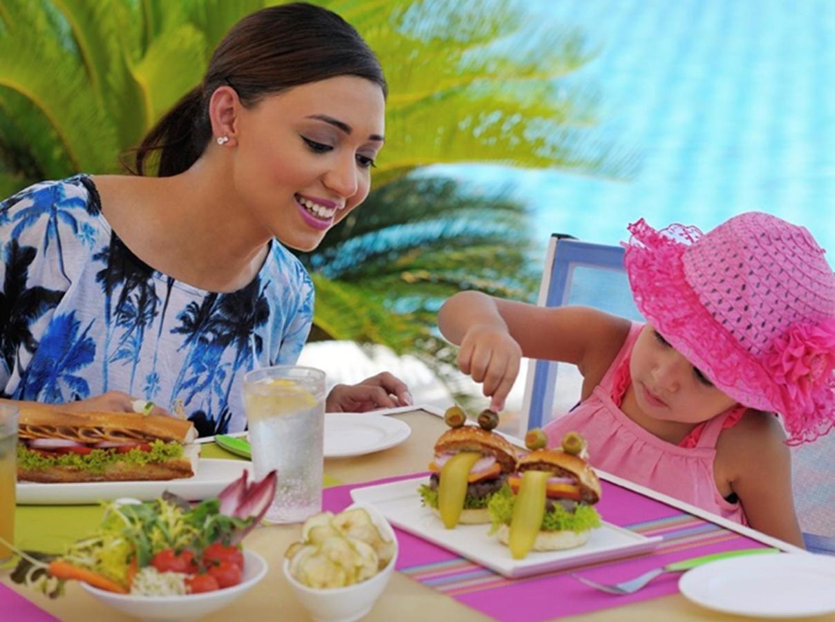 Moevenpick Hotel City Star Djedda Buitenkant foto A mother and daughter eating a meal