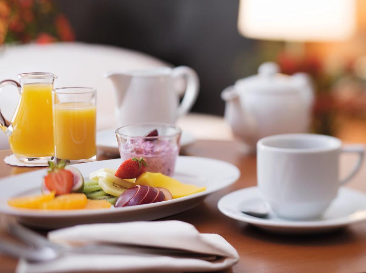 Moevenpick Hotel City Star Djedda Buitenkant foto A breakfast table