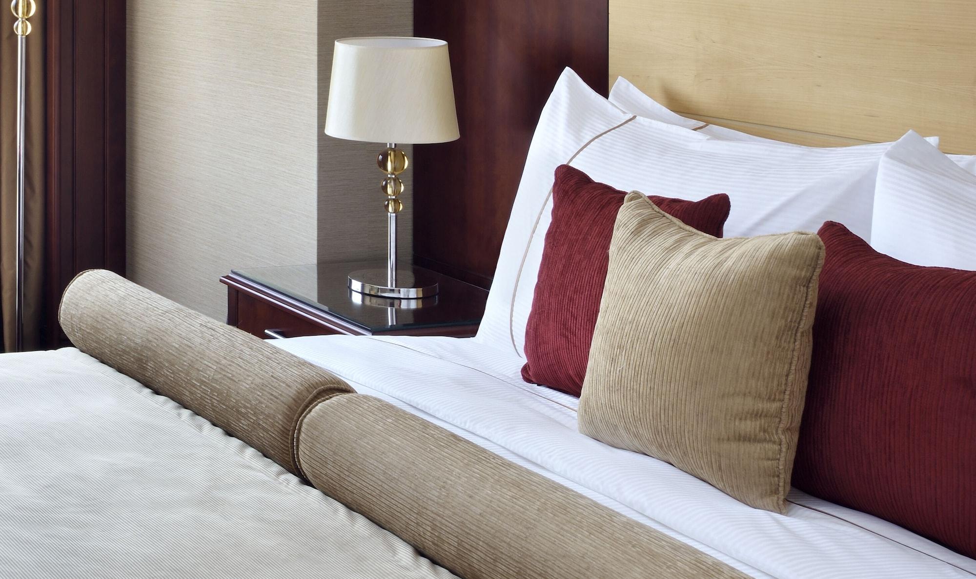 Moevenpick Hotel City Star Djedda Buitenkant foto A bed with cushions