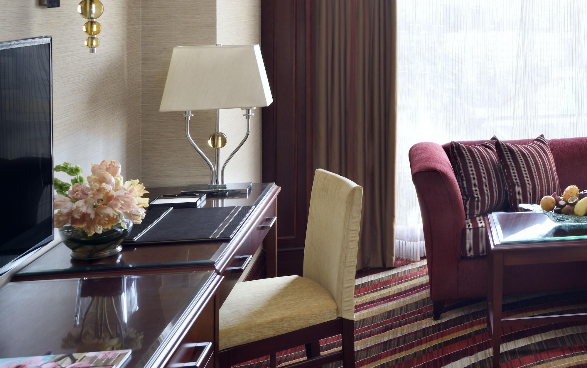 Moevenpick Hotel City Star Djedda Buitenkant foto A room at the hotel
