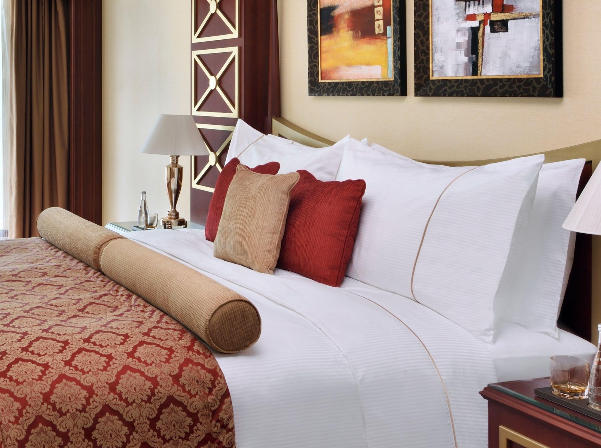 Moevenpick Hotel City Star Djedda Buitenkant foto A bed with cushions