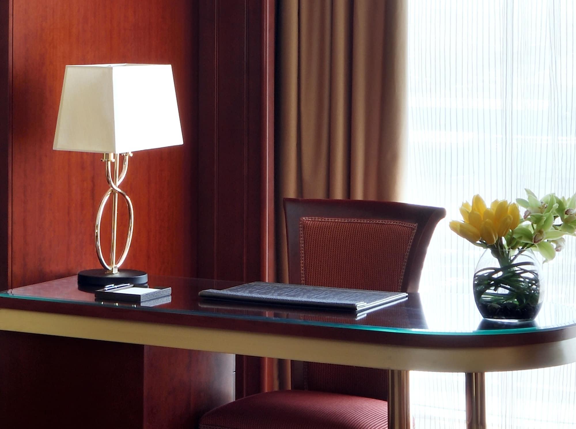 Moevenpick Hotel City Star Djedda Buitenkant foto A table lamp