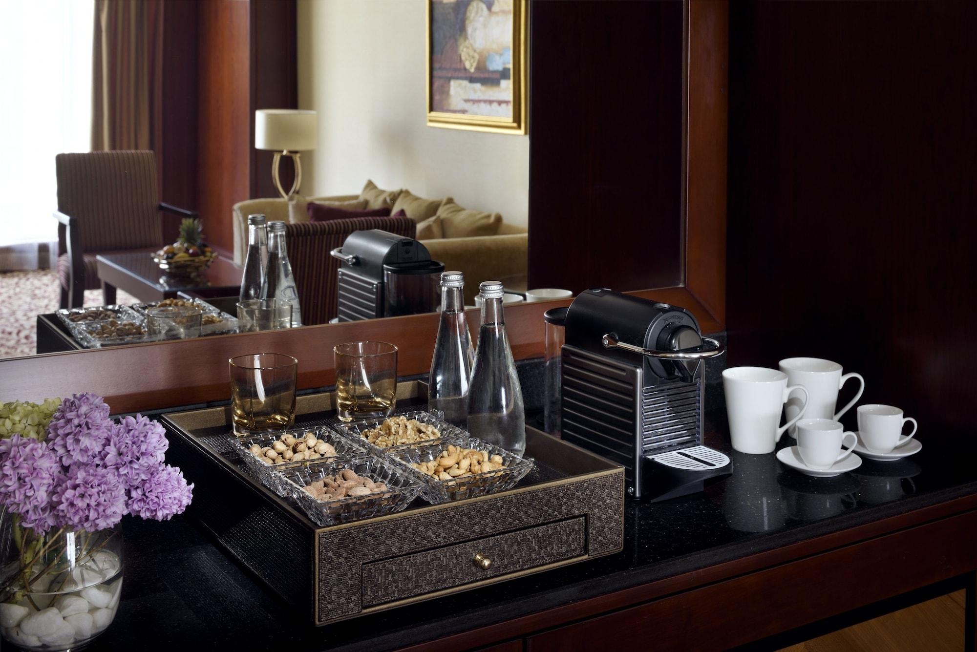 Moevenpick Hotel City Star Djedda Buitenkant foto A Nespresso machine in a hotel room
