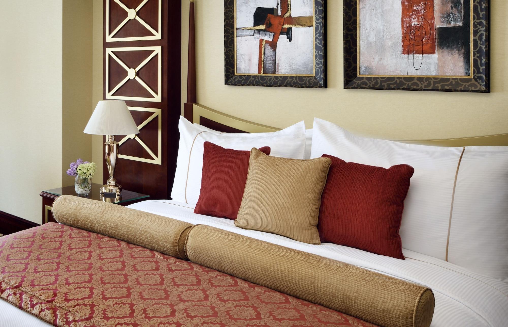 Moevenpick Hotel City Star Djedda Buitenkant foto A bed with cushions