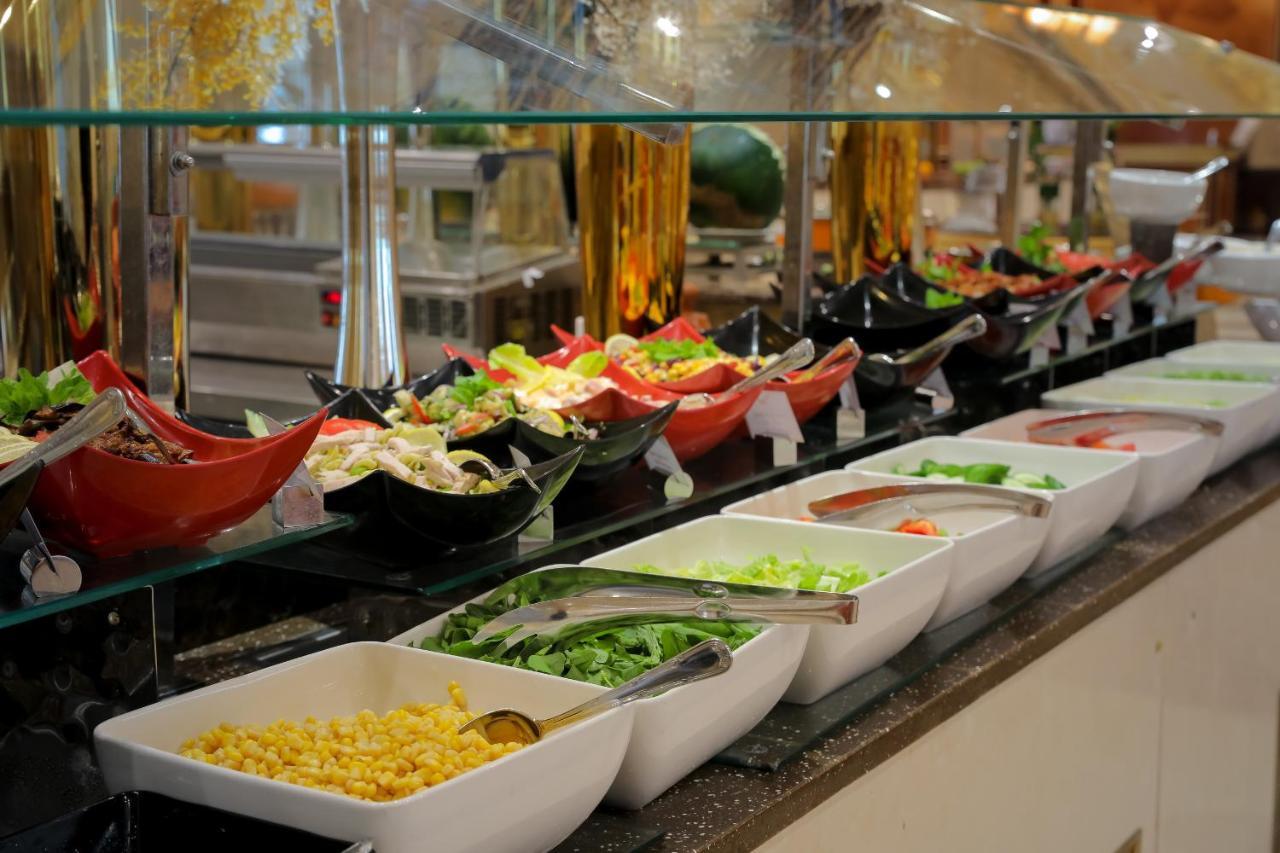 Moevenpick Hotel City Star Djedda Buitenkant foto A salad bar
