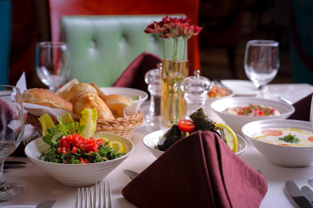 Moevenpick Hotel City Star Djedda Buitenkant foto A selection of Lebanese cuisine