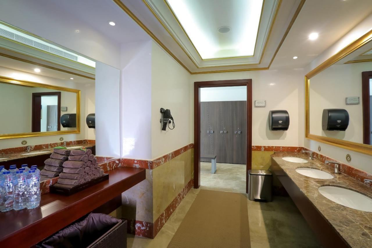 Moevenpick Hotel City Star Djedda Buitenkant foto A public restroom in a hotel