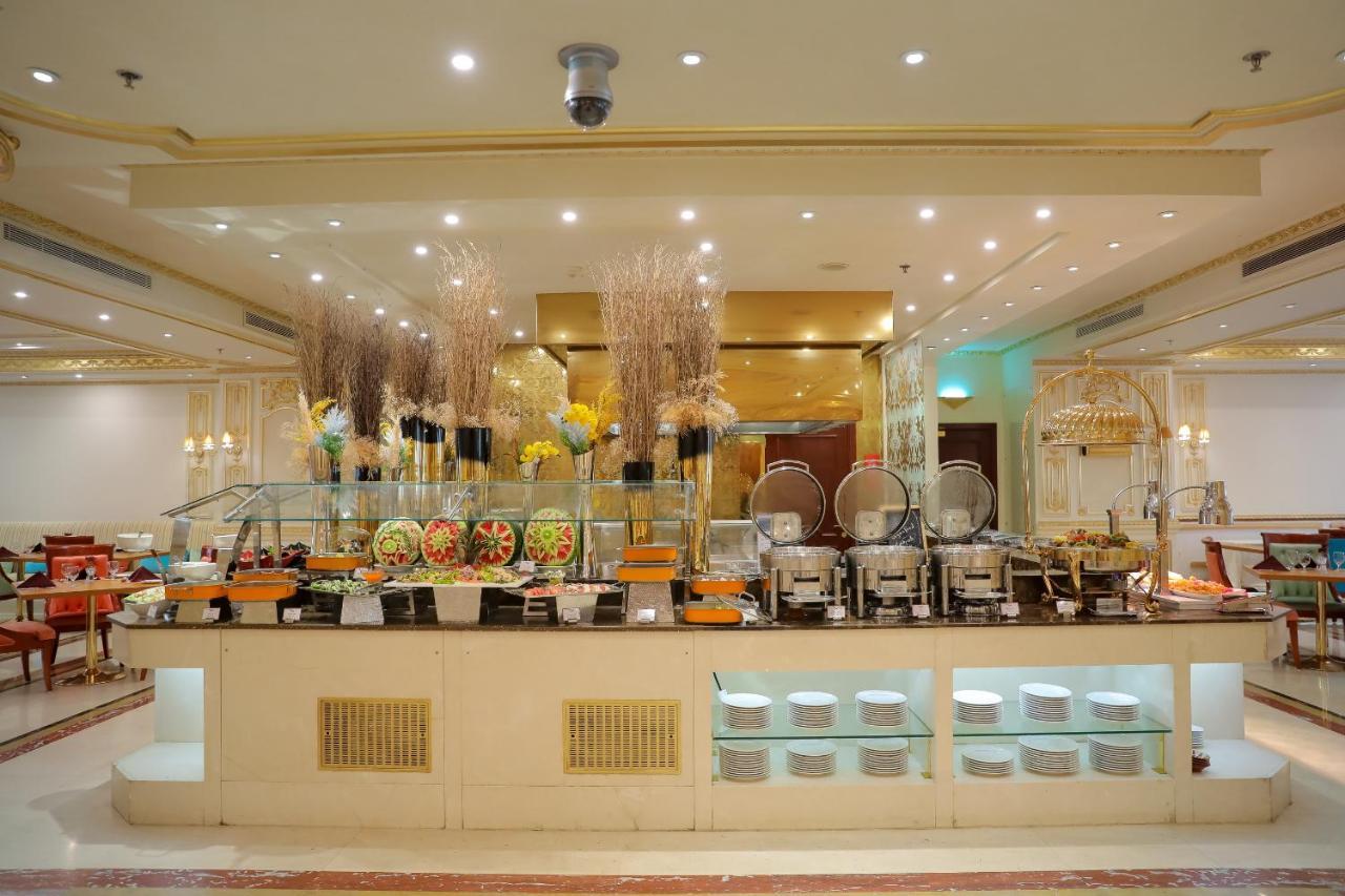 Moevenpick Hotel City Star Djedda Buitenkant foto A buffet at a hotel