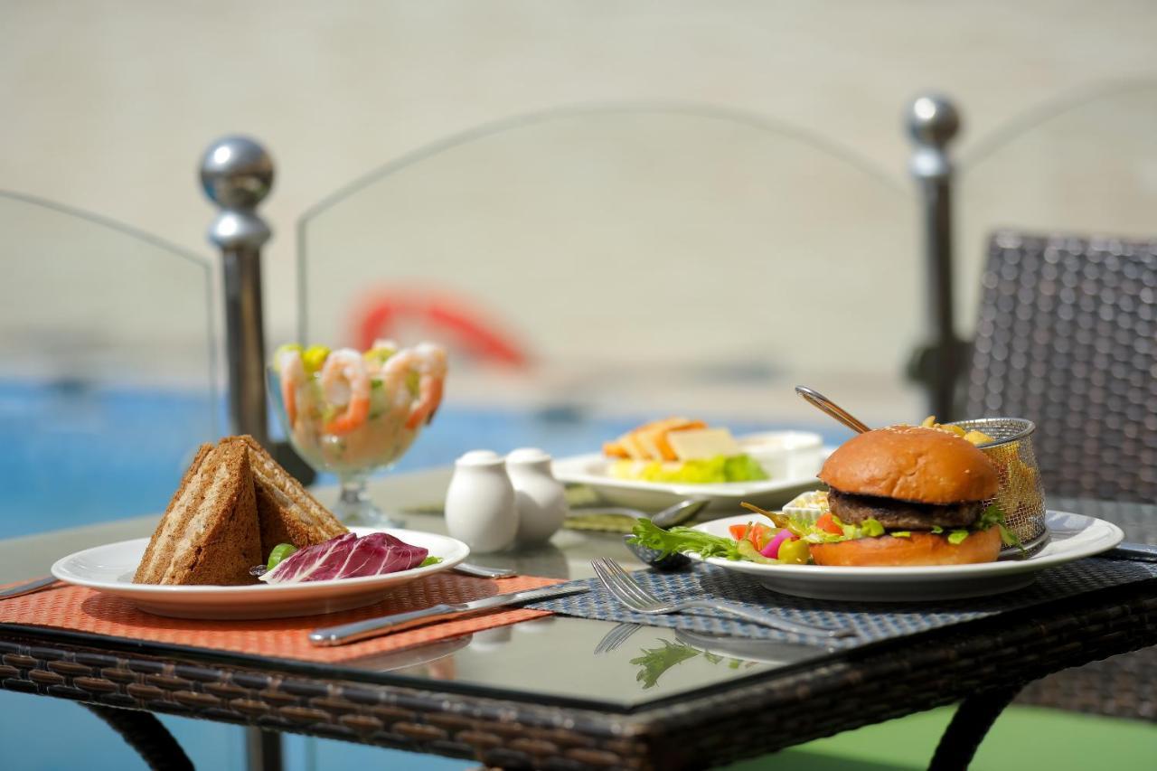 Moevenpick Hotel City Star Djedda Buitenkant foto A typical lunch at the hotel