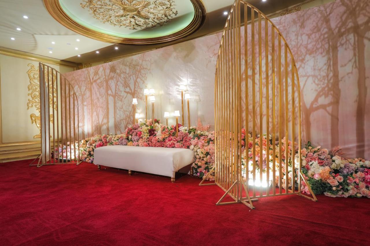 Moevenpick Hotel City Star Djedda Buitenkant foto A traditional Malay wedding reception