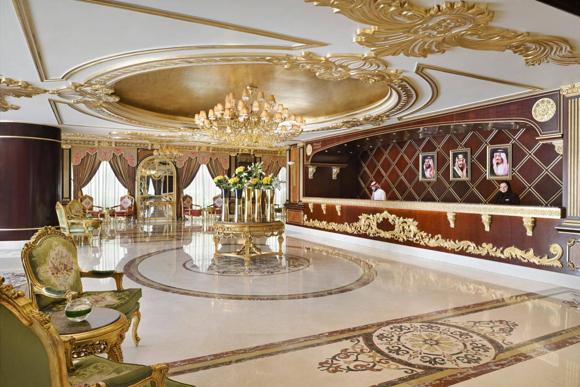 Moevenpick Hotel City Star Djedda Buitenkant foto The lobby of the hotel