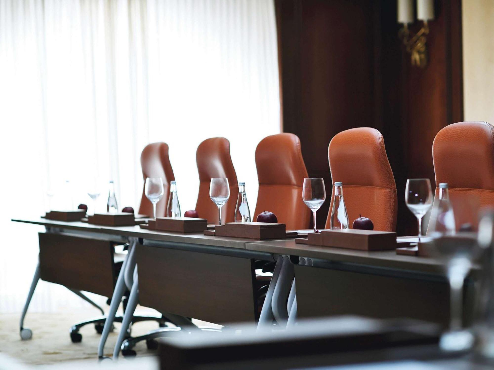 Moevenpick Hotel City Star Djedda Buitenkant foto A boardroom