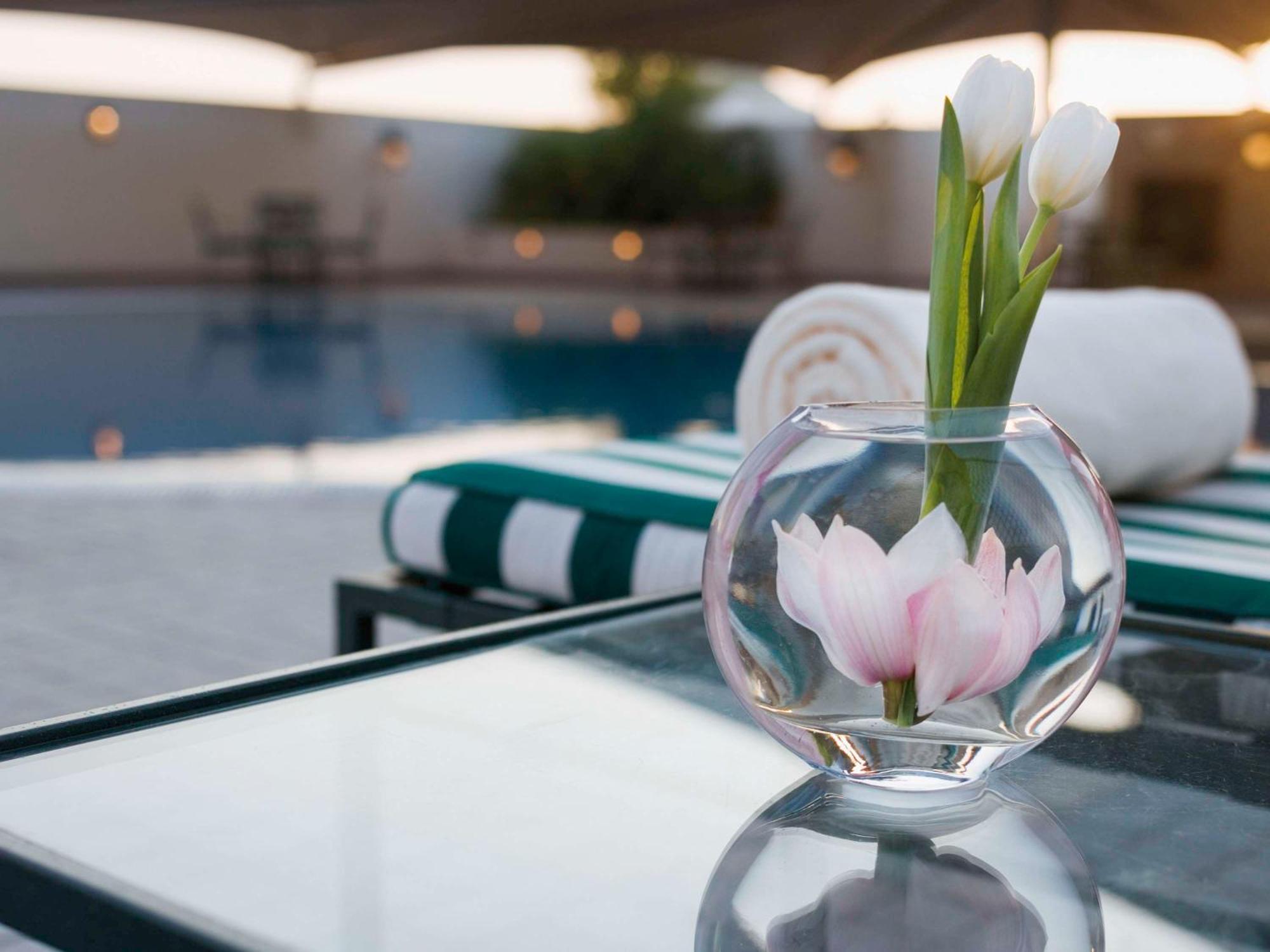 Moevenpick Hotel City Star Djedda Buitenkant foto The pool at the hotel
