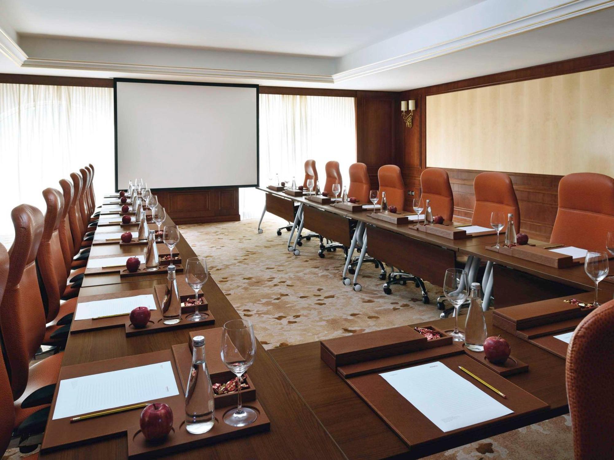 Moevenpick Hotel City Star Djedda Buitenkant foto A meeting room